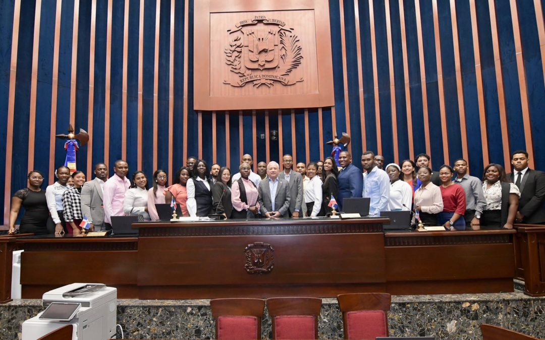 Integrantes de la Unión de Líderes de Derecho Sociales y Culturales, de Provincia Santo Domingo, conocen el Senado