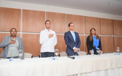 Senador de La Romana, Iván Silva, encabeza graduación de capacitación de dos mil profesores