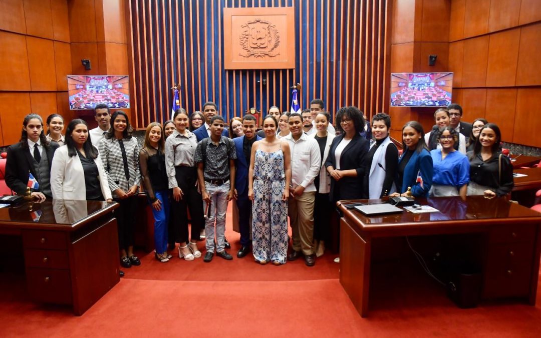 Estudiantes de derecho de la PUCMM visitan el Senado de la República