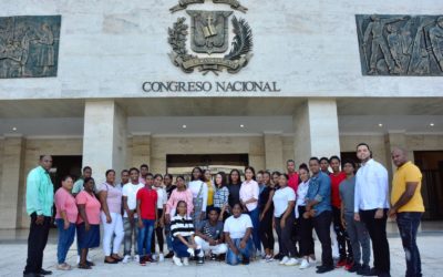 El Senado abre sus puertas a estudiantes del Centro de Desarrollo Integral Vida, de Barahona