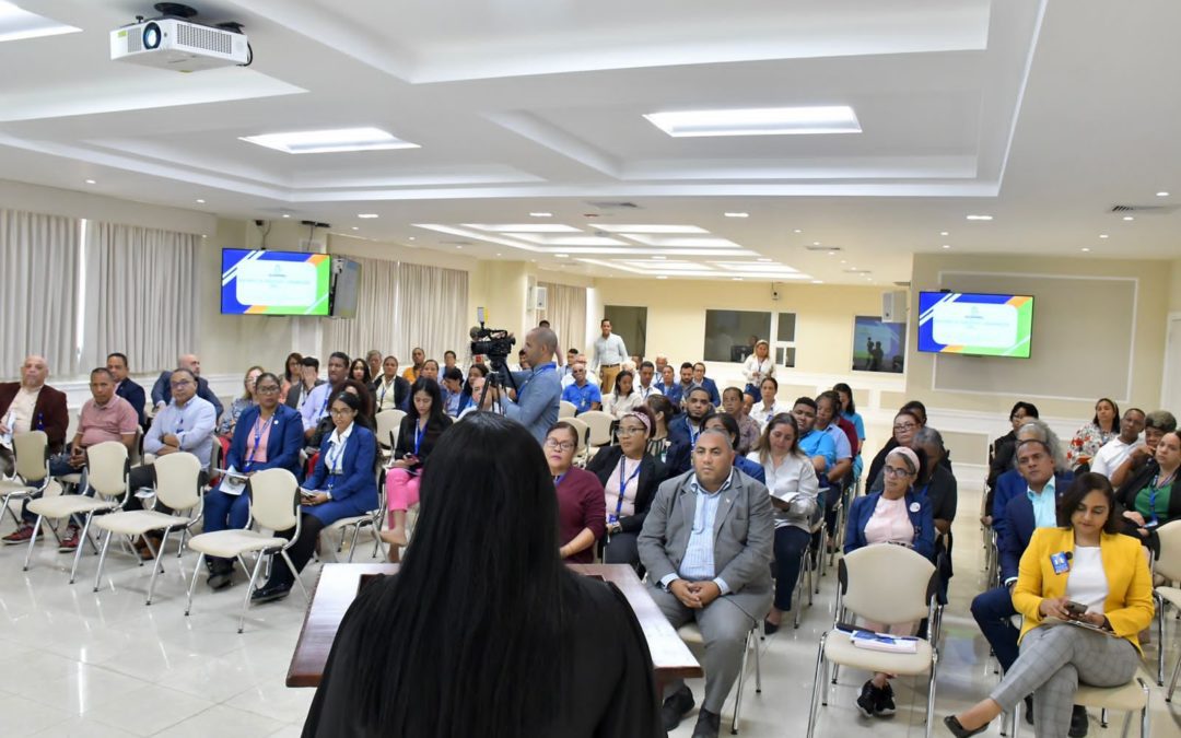 Colaboradores del senado reciben orientación sobre cobertura de salud y riesgos laborales