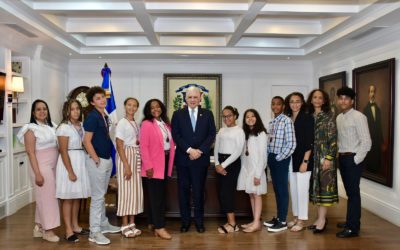 Estudiantes meritorios de origen dominicano, residentes en España, conocen el Senado de la República