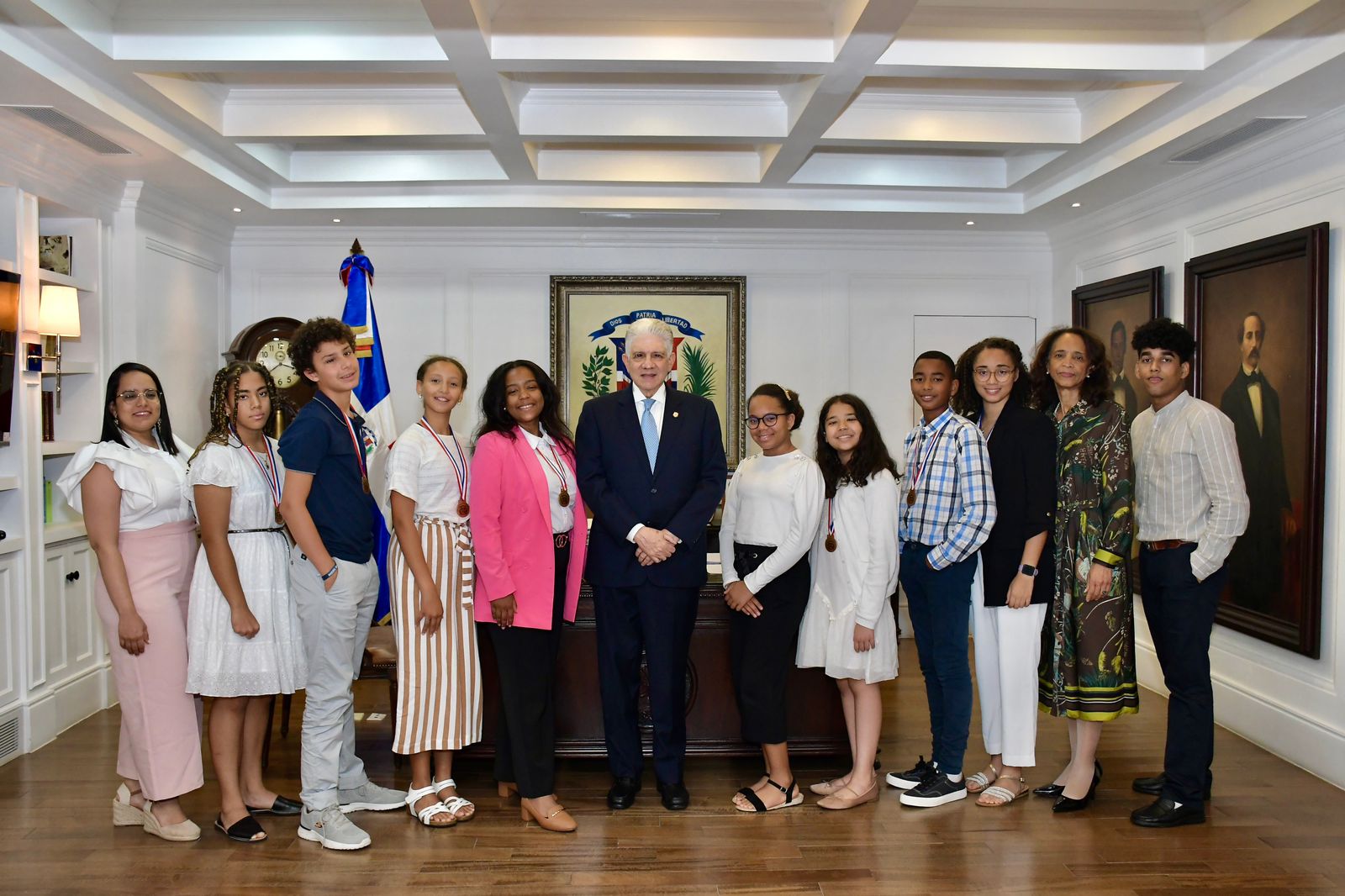 Estudiantes Meritorios De Origen Dominicano, Residentes En España ...