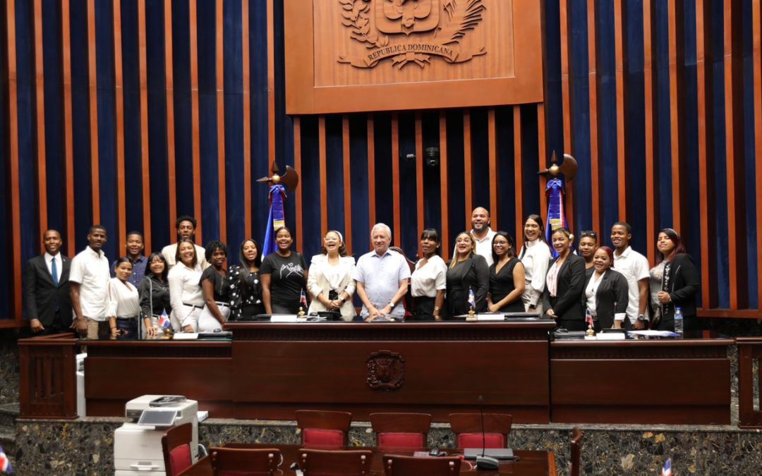 Líderes comunitarios de Provincia Santo Domingo conocen el Senado de la República