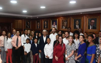 El Senado recibe a estudiantes de origen dominicano con méritos académicos en el exterior