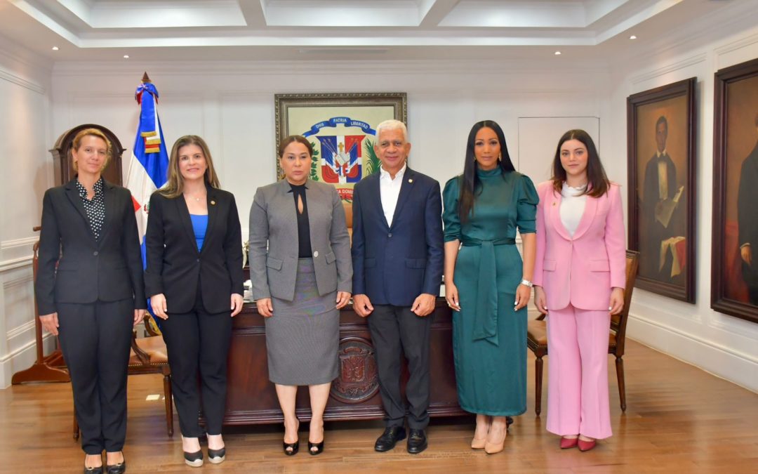 Presidente del Senado, Ricardo De los Santos recibe visita  ministra de la Mujer Mayra Jiménez
