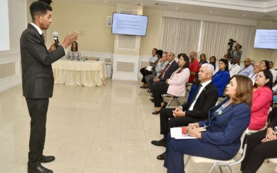 Senadores y colaboradores del Senado reciben la conferencia “Dengue: Inquietud Nacional”