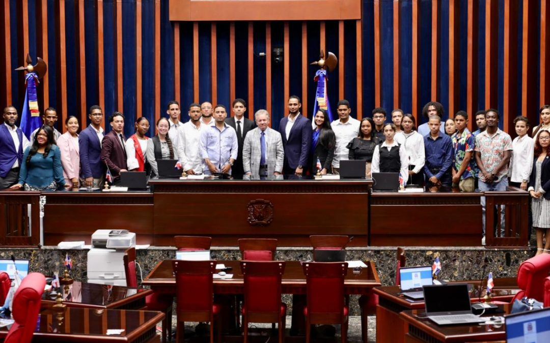Jóvenes de provincia La Altagracia visitan el Senado y se convierten en senadores por un día