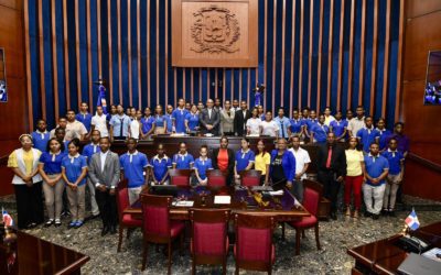 Estudiantes y profesores de centros educativos del Peralvillo, Monte Plata, visitan el Senado