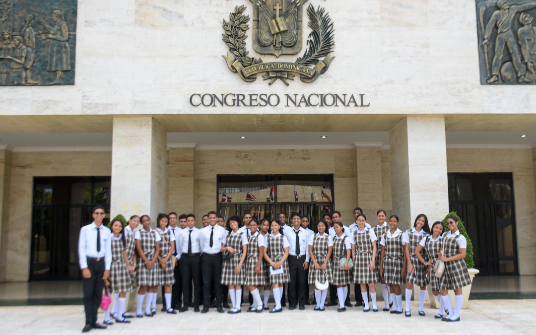 Estudiantes y profesores del Politécnico Ángeles Custodio del DN conocen instalaciones del Senado