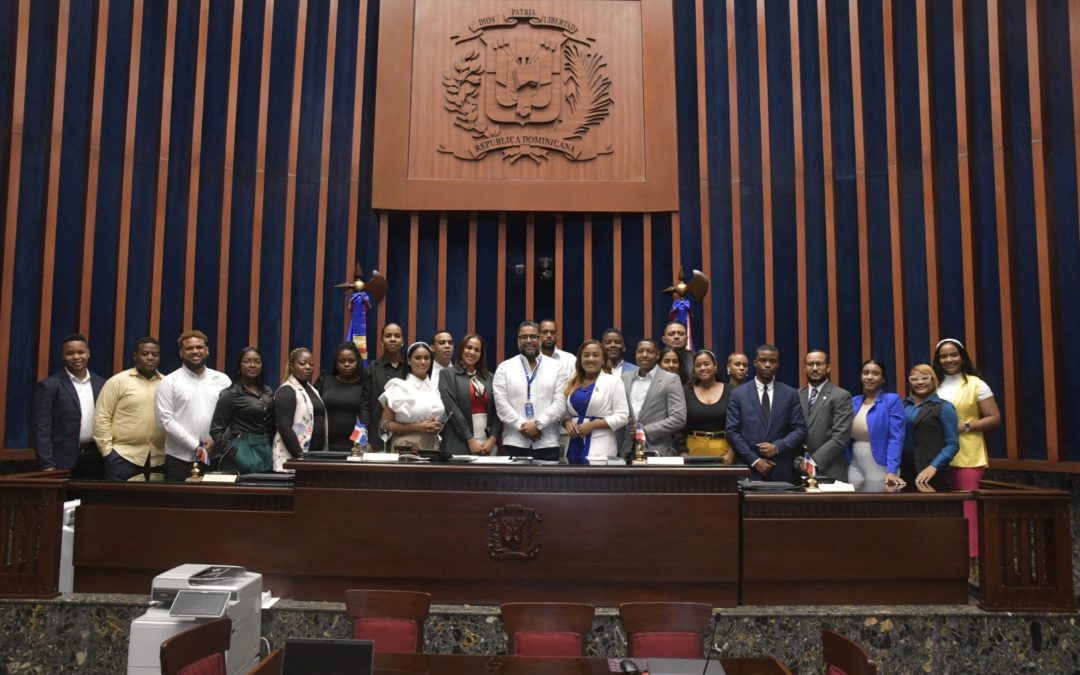 Jóvenes líderes políticos y comunitarios de Santo Domingo Norte recorren instalaciones del Senado