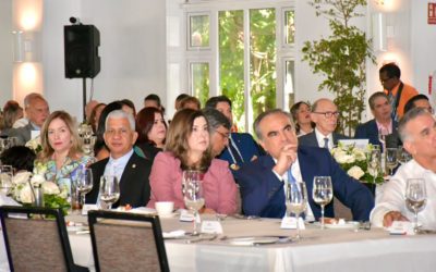 Presidente del Senado Ricardo de los Santos participa en almuerzo de la Cámara Americana de Comercio