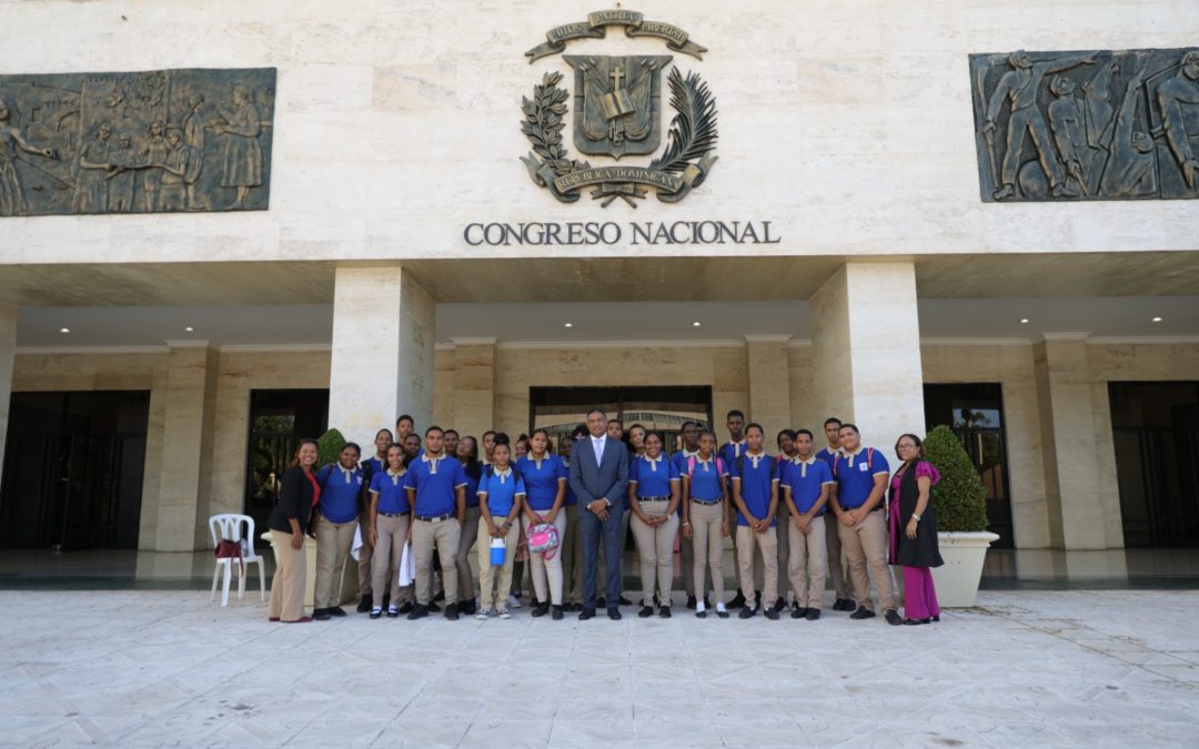 26 estudiantes del liceo Manuel Aurelio Tavárez Justo de Los Alcarrizos visitan el Senado de la República