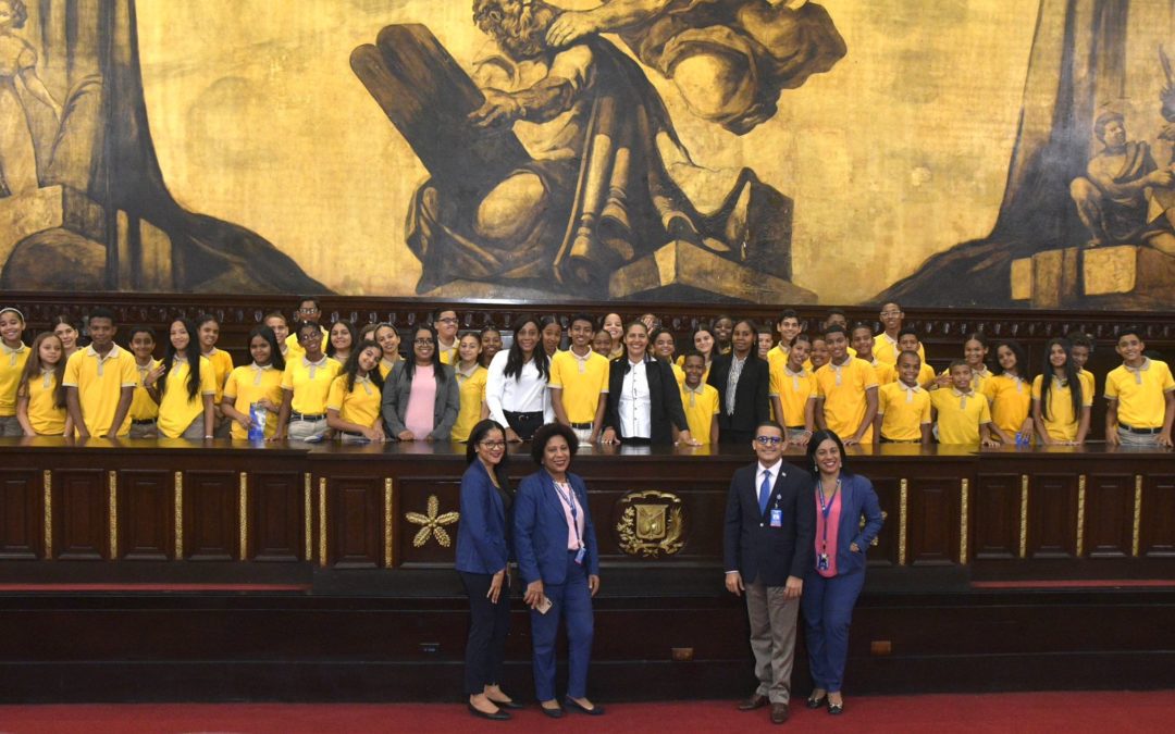 Senado recibe estudiantes de La Vega coordinada por Inabie