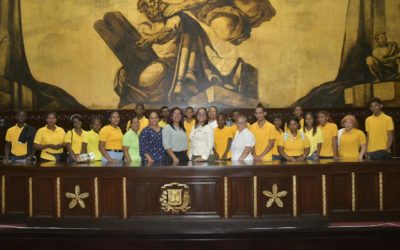 Estudiante de escuela básica Juan Pablo Duarte visitan el Senado