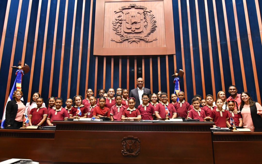 Visita guiada del Senado recibe estudiantes meritorios de escuela prof. Aníbal Medina Díaz de San Víctor, Espaillat
