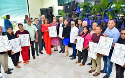 Bloque senadores del PRM reconoce periodistas que cubren la fuente por labor durante año 2023