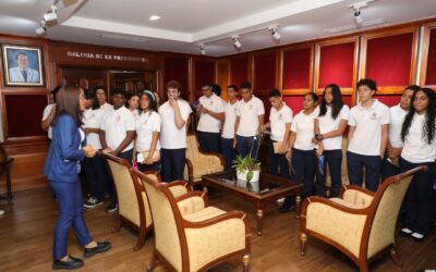 Estudiantes del Colegio High Steps Bilingual School de Santo Domingo Este visitan el Senado