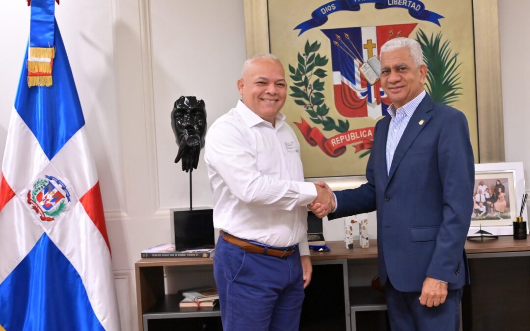 Presidente del Senado Ricardo de los Santos recibe al viceministro Roberto Herrera Polanco de MOPC
