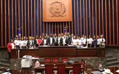Senado recibe visita de 40 estudiantes de UTESUR