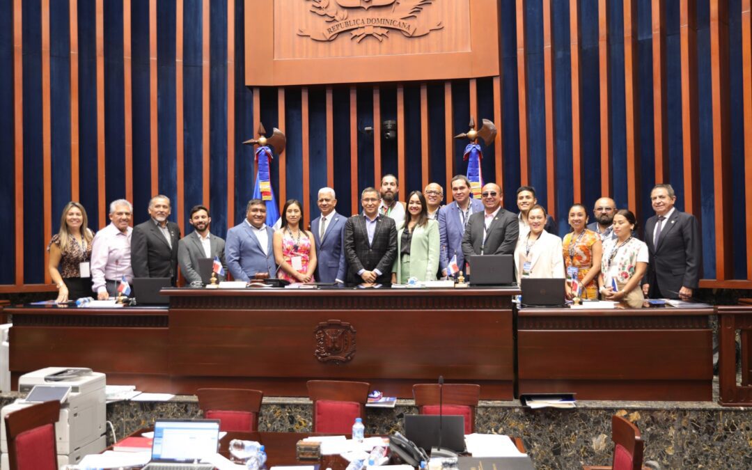 Senado recibe visita de alcaldes de la Asociación de Municipalidad y la MIC del Perú
