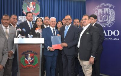 Presidente Senado recibe del Poder Ejecutivo el proyecto para reformar 10 artículos de Constitución