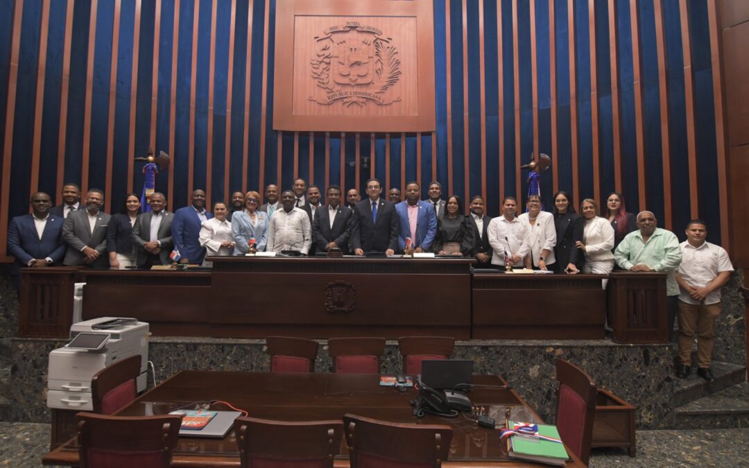 Delegación de regidores de Santiago visita el Senado