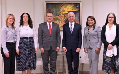 Ricardo de los Santos recibe de presidente JCE y representantes PNUD propuesta para capacitar legisladoras