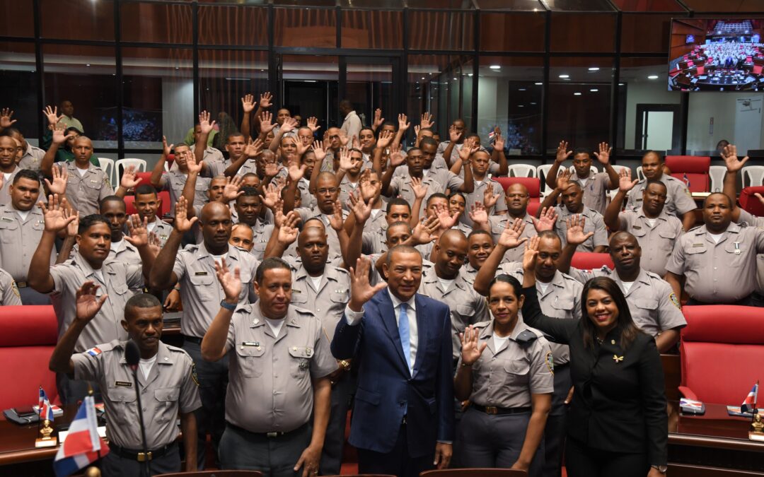 Senado recibe a estudiantes de la Escuela de Oficiales Subalternos de la Policía Nacional