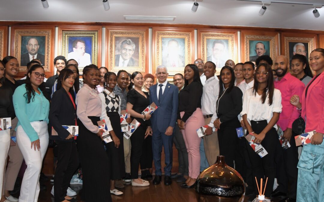 Senado de la República recibe visita de estudiantes y docentes de la UASD