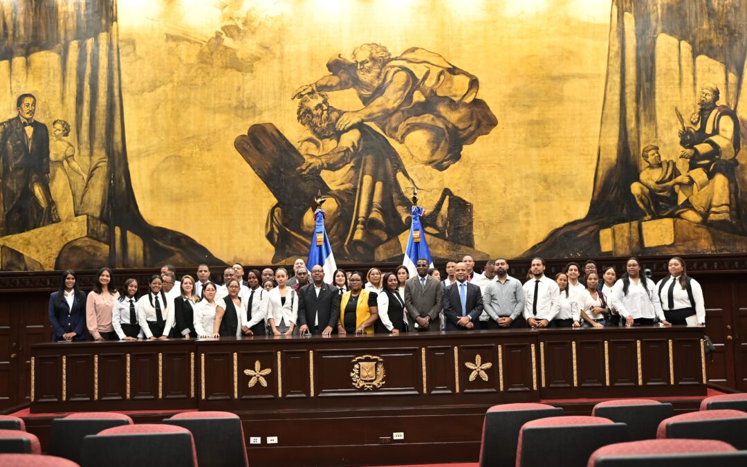 Senado recibe a estudiantes de la Escuela de Derecho de la UAPA