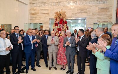 Senado da la bienvenida oficial a la Navidad con encendido de su árbol