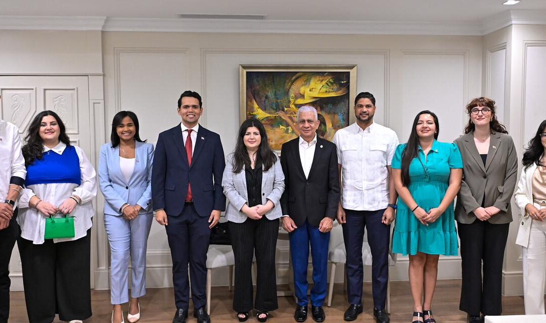 Presidente del Senado, Ricardo de los Santos, recibe delegación de la Unión Internacional de Juventudes Socialistas (IUSY)