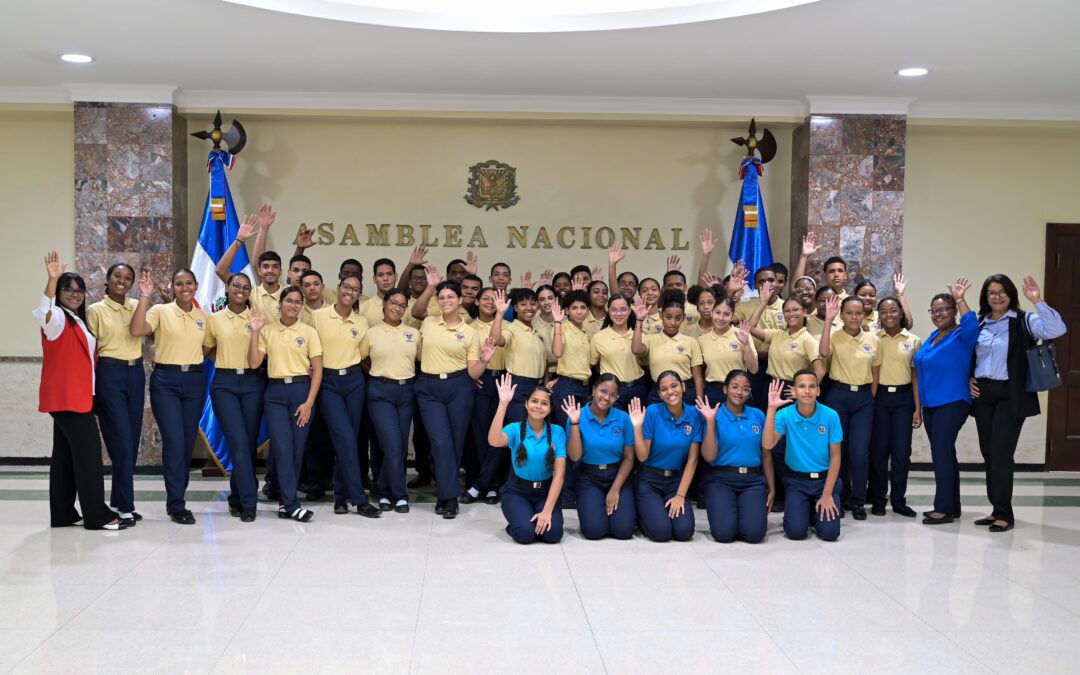 Estudiantes del Politécnico San Benito visitan el Senado