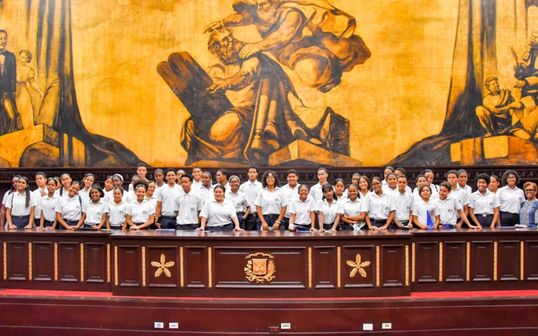 Estudiantes del Centro Educativo El Lirio “Creciendo como creció Jesús” visitan el Senado de la República