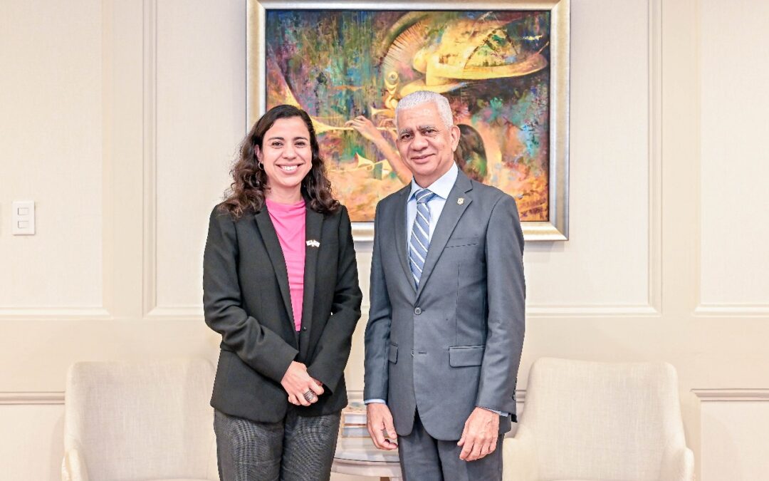 Ricardo de los Santos recibe visita de la consejera política de la embajada EE. UU en RD