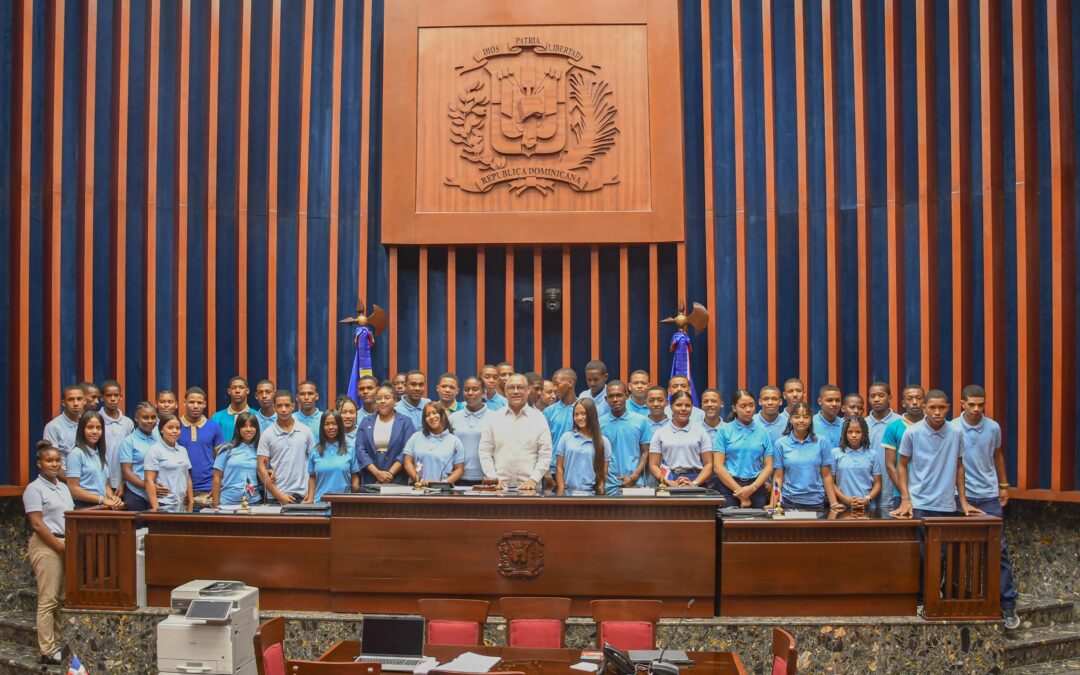 Estudiantes Liceo Francisco del Rosario Sánchez, de Elías Piña visitan el Senado de la República