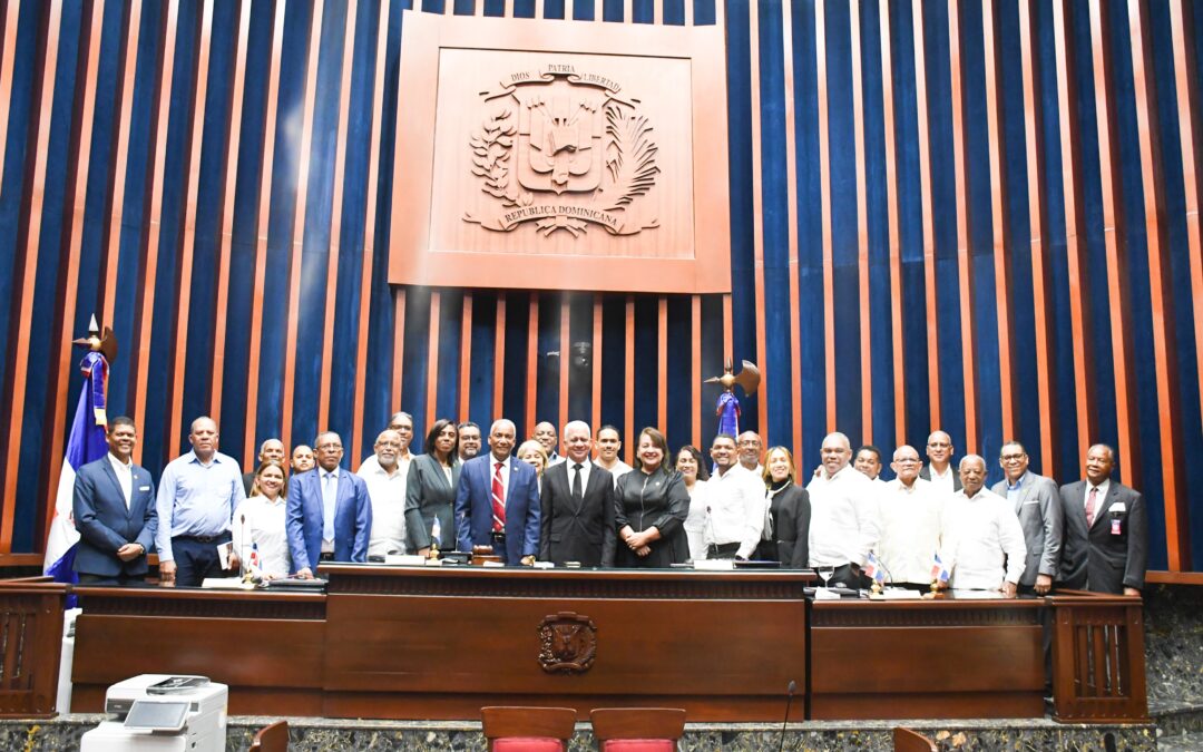 Profesores de la Universidad Tecnológica del Cibao Oriental visitan el Senado de la República