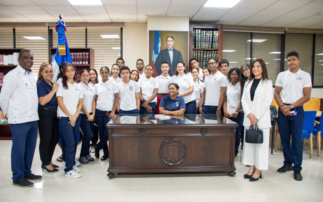 Jóvenes estudiantes de Santo Domingo Este conocieron las instalaciones del Senado