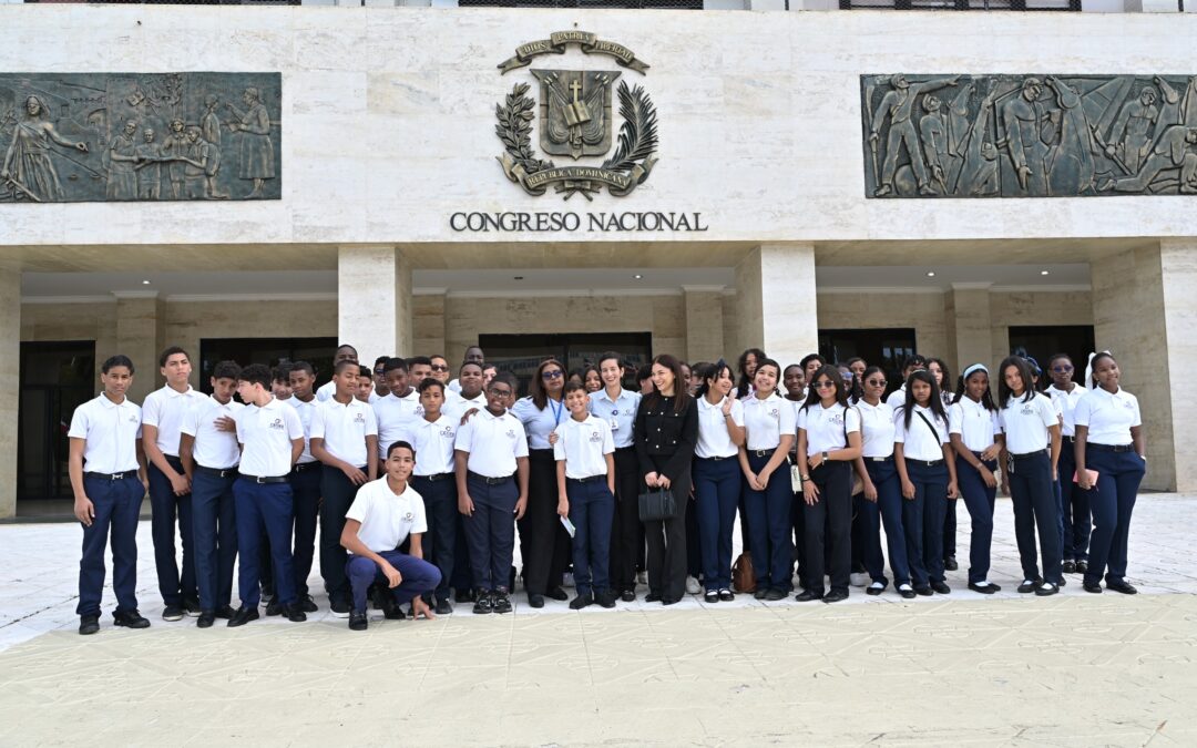 Senado recibe estudiantes del Colegio Ceges de Santo Domingo Este