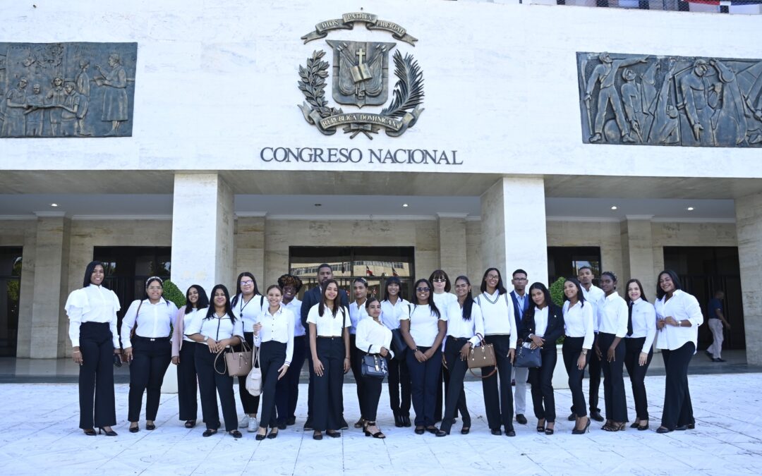 Senado recibe estudiantes de Derecho Universidad Tecnológica de Santiago (UTESA)