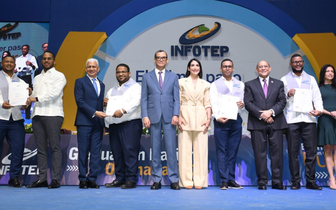 Ricardo de los Santos participa en graduación de tres mil 500 técnicos del INFOTEP