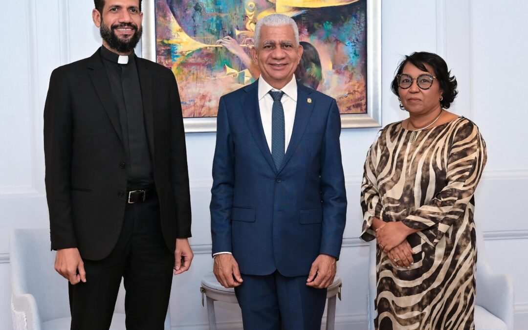 Ricardo de los Santos recibe visita de cortesía del sacerdote Vladymir Pérez