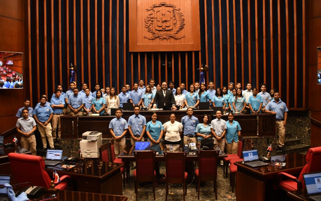 Senado recibe a estudiantes del Colegio Don Luis Despradel, de La Vega