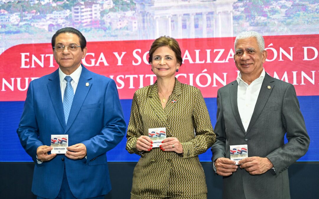 Presidente del Senado Ricardo de los Santos, participó en acto de socialización y entrega de nueva Constitución de bolsillo y resaltó la separación de poderes y fortalecimiento de la democracia