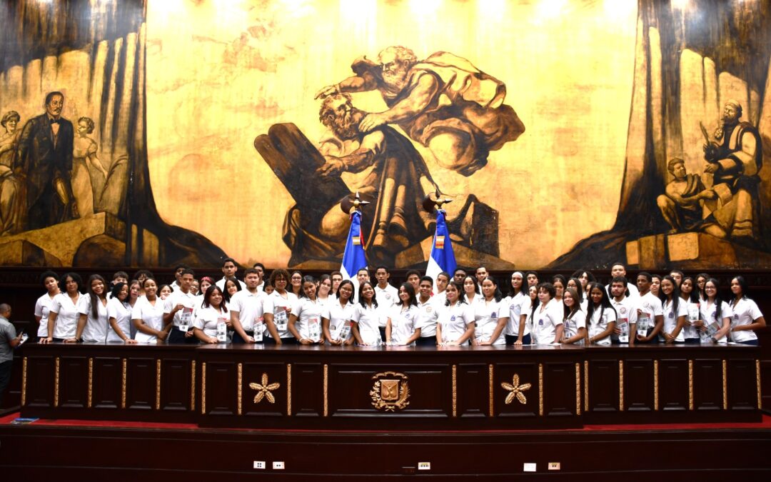 Estudiantes y docentes del Colegio Claret visitan Senado de la República